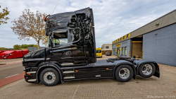 20251019-Tom-Holding-00485